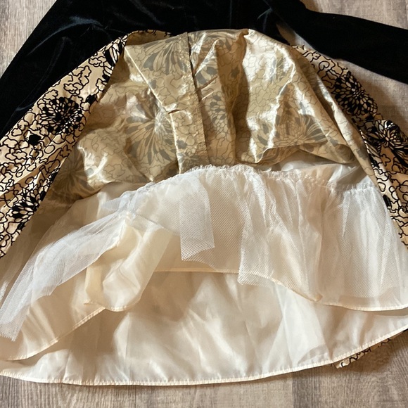 Perfect for twirling ! Velvet too and tiling underneath skirt - Picture 4 of 5